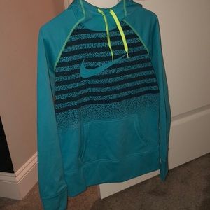 Women’s Nike therms-fit sweatshirt